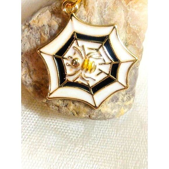 HALLOWEEN SPIDER ON WEB PENDANT ON GOLD TONE CHAIN - Picture 2 of 6